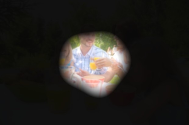 Simulation d'une rétinite pigmentaire : seule une petite zone au centre reste visible, éblouie et peu contrastée, tandis que le reste de la scène est plongé dans le noir.