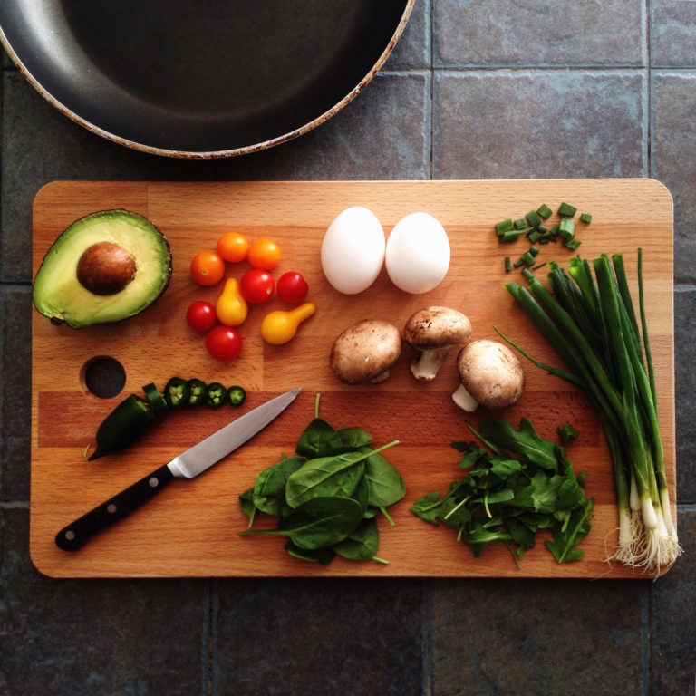 Planche à découper avec des légumes et un couteau